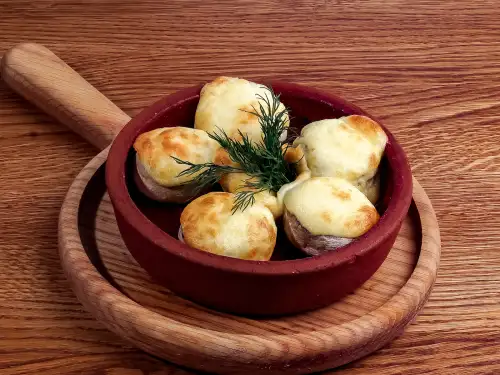 Шапочки шампиньонов с сулугуни на кеци