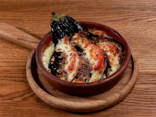 Баклажан, запеченный веером с сыром и томатами