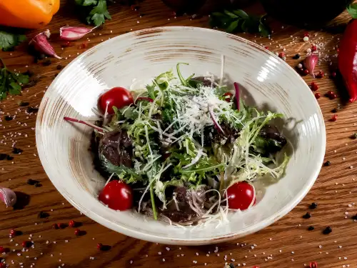 Теплый салат с куриной печенью